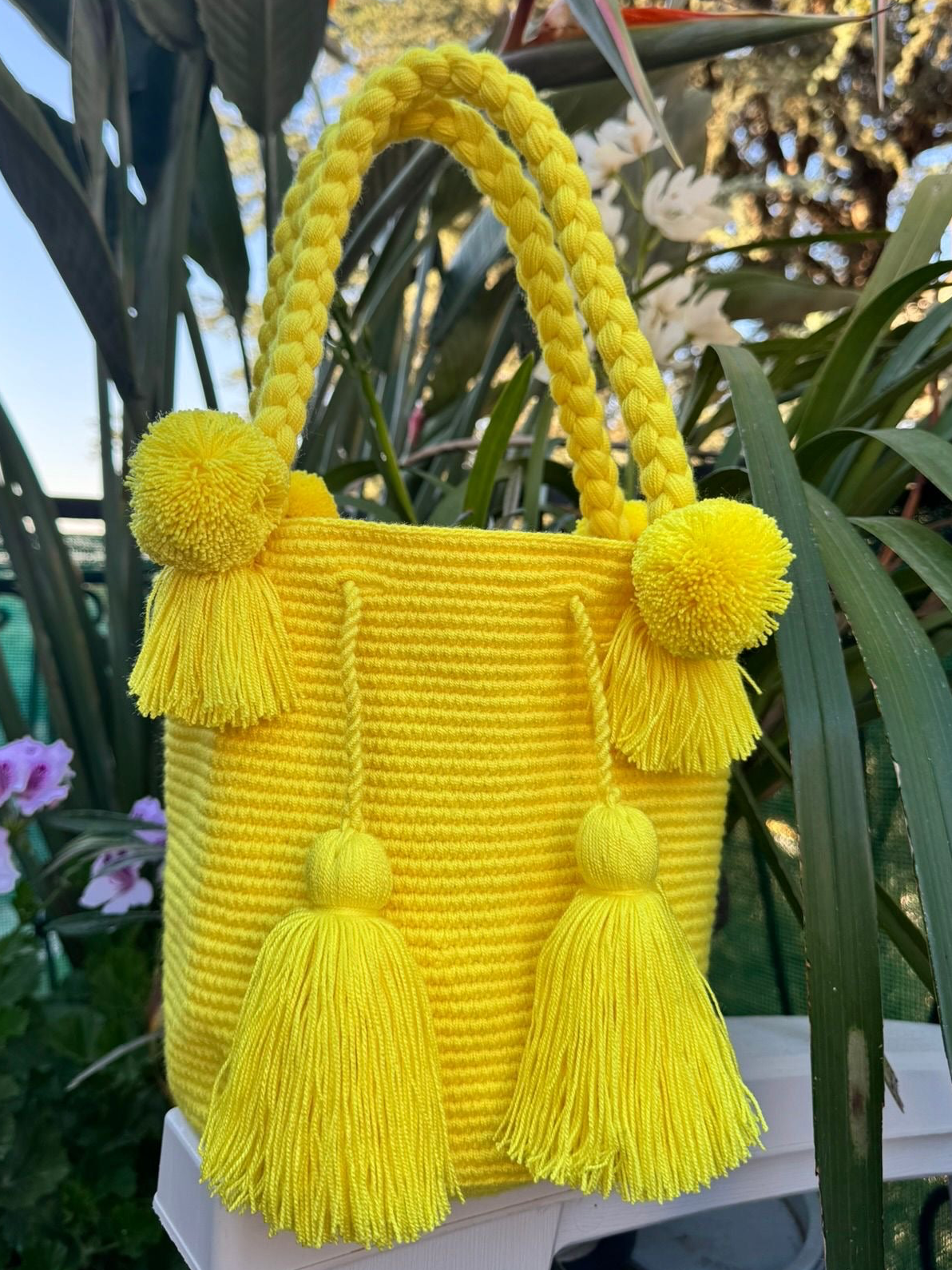 MOCHILA POMPONES “M”